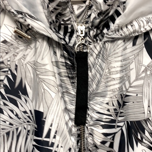 NICE PALM LEAF WIND BREAKER ZIPPED HOODIE JACKET! FOLDABLE TO FIT IN YOUR POCKET - Picture 3 of 6